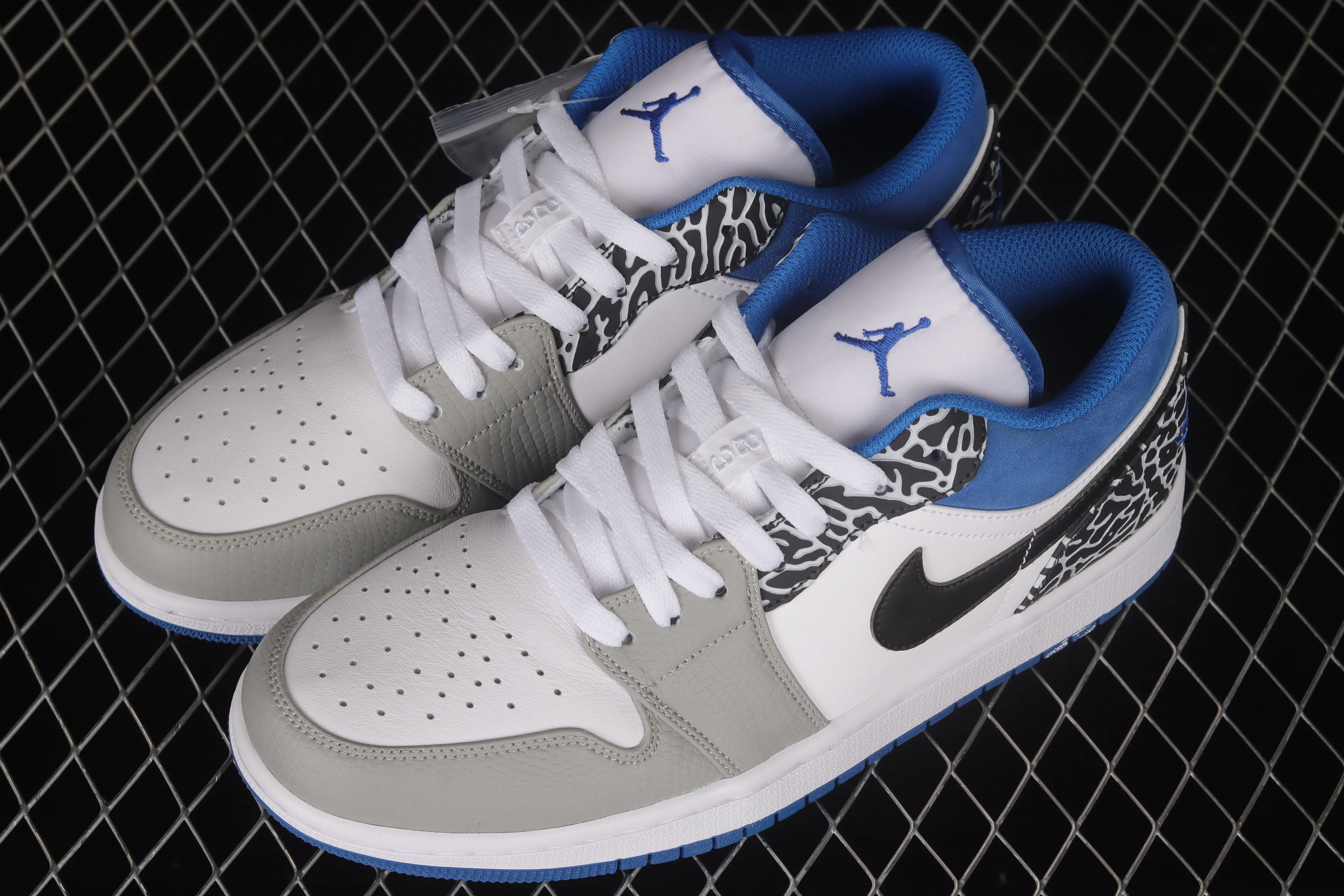 All categories Air Jordan Jordan series basketball shoes Air Jordan 1 Low Air Jordan 1 Low "True Blue" AJ1 Joe 1 burst white and blue color low-top basketball shoes DM1199-140